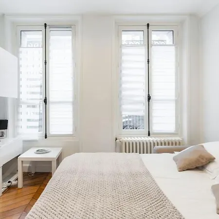 Luxe Montaigne Apartment *