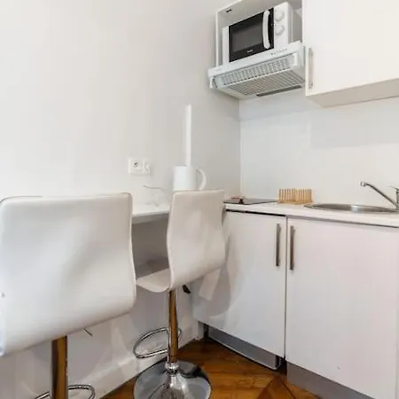 Apartment Luxe Montaigne Paris