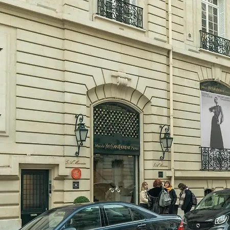 Luxe Montaigne Paris